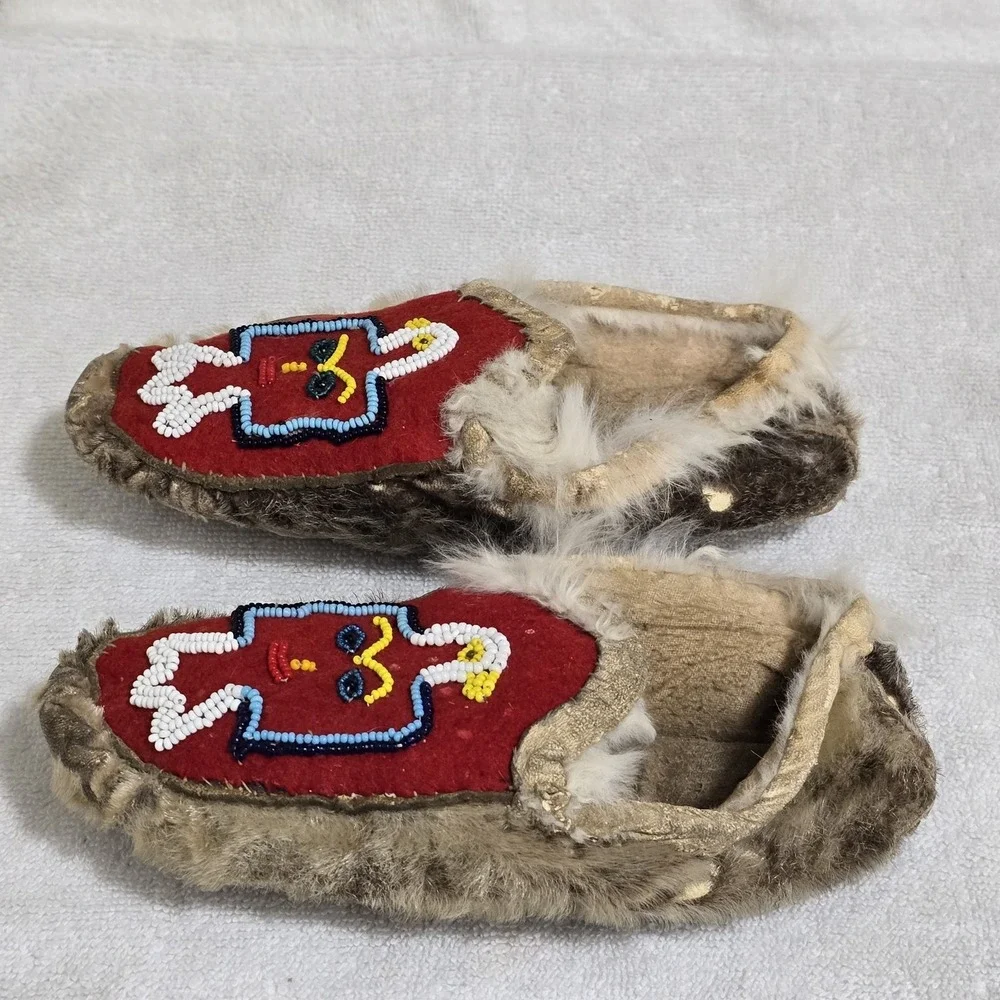 VTG Native American Beaded Child Moccasins Size 1 Fur Lined Thunderbird Handmade